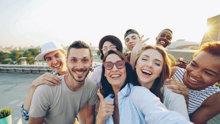 Grupo diverso de amigos reunido, em ambiente de comunidade e pertença