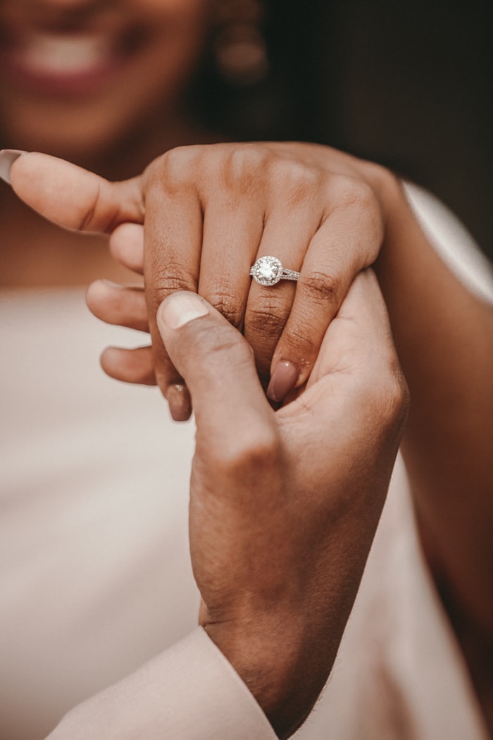Casal de mãos dadas, em sinal de compatibilidade e conexão